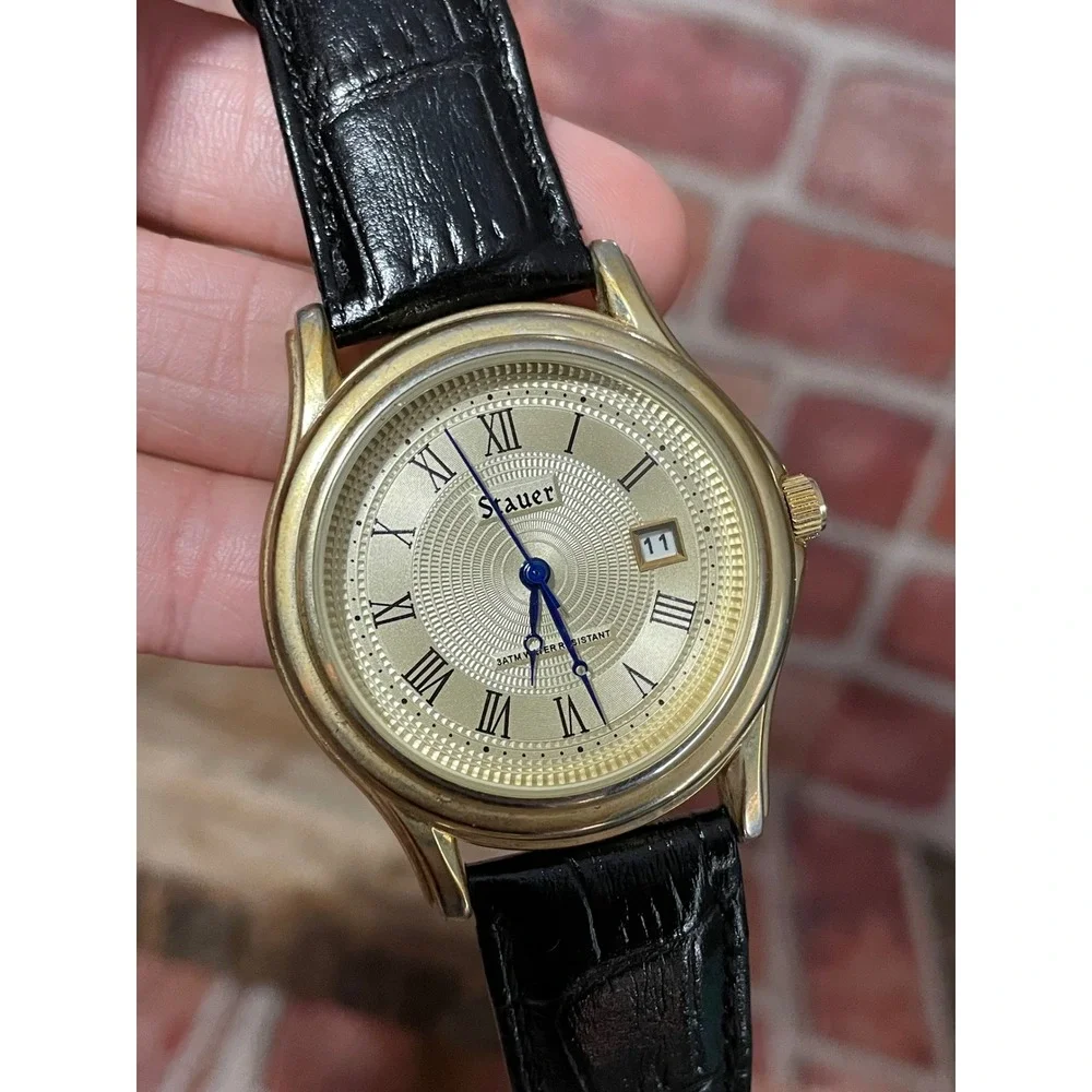 Stauer‎ Metropolitan Gold Tone Watch Roman Numeral Date Black Leather Strap Box
